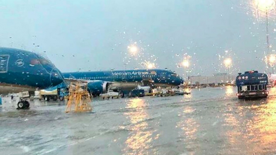 Bad weather cause flight diversions at Tan Son Nhat International Airport